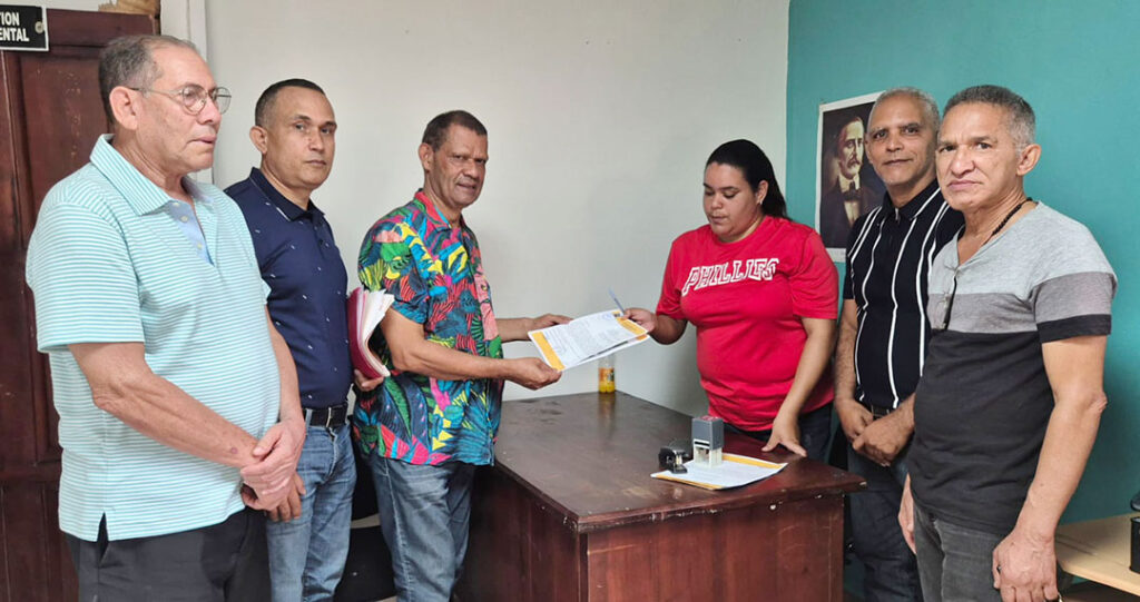 Denuncian camiones tanqueros obstaculizan calles de la urbanización Toribio Piantini