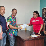 Denuncian camiones tanqueros obstaculizan calles de la urbanización Toribio Piantini