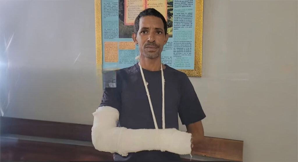 Hombre denuncia golpiza en cuartel policial de San Francisco de Macorís