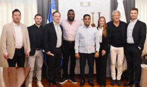 Ministro Kelvin Cruz recibe a David Ortiz y ejecutivos de Perfect Game