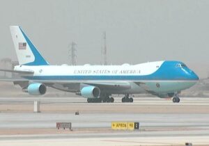 Trump llega a Arabia Saudí en busca de grandes acuerdos económicos