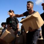 Miles de gazatíes hambrientos asaltan un punto de reparto de ayuda de la nueva fundación que reemplaza a la ONU