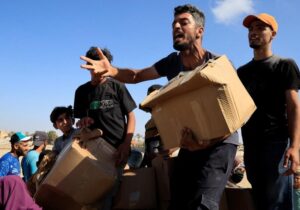 Miles de gazatíes hambrientos asaltan un punto de reparto de ayuda de la nueva fundación que reemplaza a la ONU