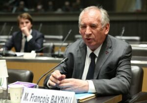 El primer ministro de Francia se defiende ante una comisión para explicar qué sabía sobre la violencia en una escuela católica