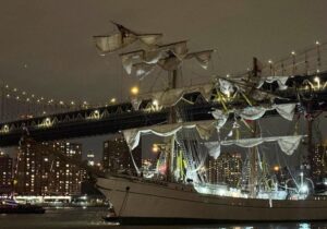 El buque-escuela de la Armada de México se estrella contra el puente de Brooklyn