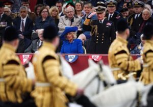 El rey Carlos III y la reina Camila encabezan en Londres el desfile militar por el 80º aniversario del Día de la Victoria