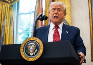 Trump llama «tonto» al presidente de la Fed tras la decisión de mantener los tipos de interés