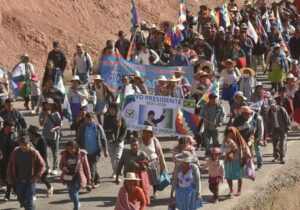 Una caravana de seguidores de Evo Morales busca inscribirlo como candidato pese a estar inhabilitado