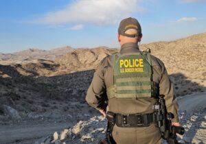 De patrulla por la frontera del 'sheriff' Trump con México