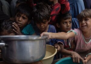 Israel golpea con dureza a una Gaza en la que 14.000 niños corren riesgo de morir por hambruna
