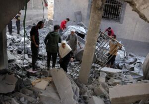 Al menos 50 personas desaparecidas entre los escombros tras un ataque israelí sobre un edificio de cuatro plantas en Gaza
