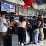 Los venezolanos votan con billetes de avión
