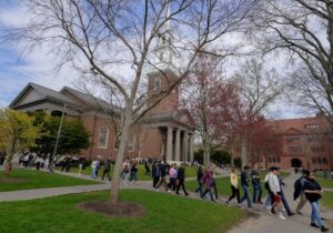 Trump vuelve a cargar contra Harvard con un recorte de 450 millones de dólares