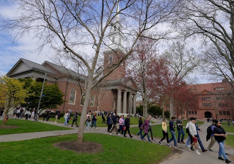 Trump vuelve a cargar contra Harvard con un recorte de 450 millones de dólares