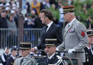 Macron conmemora la capitulación nazi afirmando que es necesario seguir luchando para defender las amenazas actuales