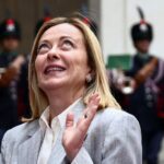 De una estatuilla de Milei con motosierra a zapatos de pitón azul con tacón de oro, los regalos de Estado que ha tenido que devolver Meloni