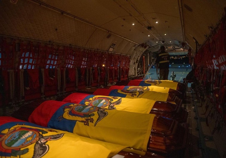 Ecuador rinde homenaje a once soldados asesinados en una emboscada en la Amazonía