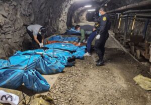 El Gobierno de Dina Boluarte, en jaque tras la masacre que se cobra la vida de 13 mineros en Perú