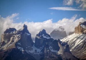 Un hombre sobrevive a una caída mortal de 122 metros y recorre más de 100 kilómetros en busca de ayuda