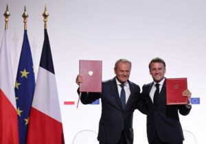 Francia y Polonia firman un tratado que refuerza su cooperación militar ante la amenaza de Rusia