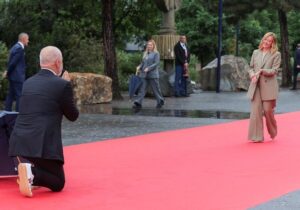 El primer ministro de Albania recibe a Meloni rodilla en tierra en la cumbre de líderes de Tirana