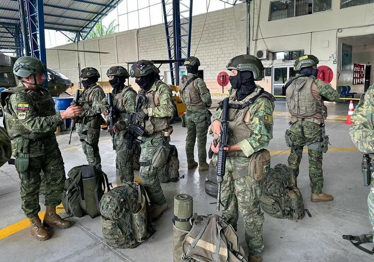 Mueren siete presuntos delincuentes y un policía durante un operativo en Ecuador