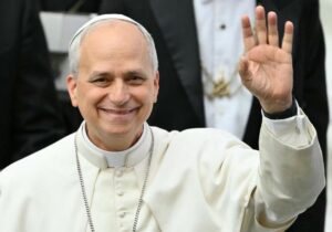 Zelenski mantiene una conversación con el Papa León XIV y le invita a visitar Ucrania: «Ha sido muy cálida y significativa»