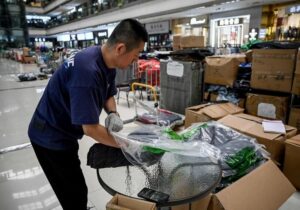 EE.UU. reducirá al 54% desde el 120% el arancel para los pequeños paquetes procedentes de China