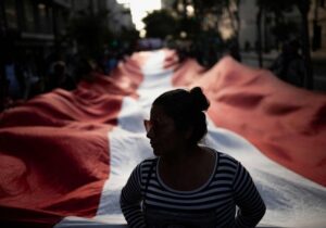 Dina Boluarte cambia al primer ministro de Perú por la ola de violencia