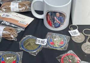 Venta de souvenirs sobre Augusto Pinochet pone en aprietos al Ejército de Chile
