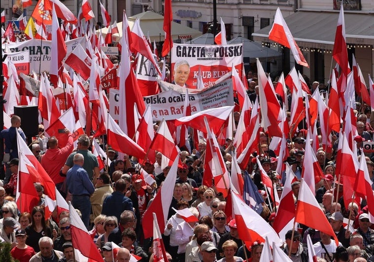 Duelo de marchas multitudinarias por la presidencia polaca en las calles de Varsovia