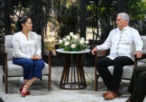 El partido oficialista Morena desafía a la presidenta de México y estrecha lazos con Cuba