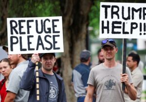 Con el asilo cerrado, Trump acoge a los afrikáners por «genocidio» en Sudáfrica