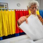 Los rumanos acuden a votar en la repetición de las presidenciales, pero con una participación más baja