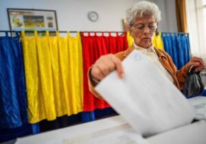 Los rumanos acuden a votar en la repetición de las presidenciales, pero con una participación más baja