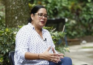 Detenida en El Salvador una abogada crítica con Bukele y acusada de malversación