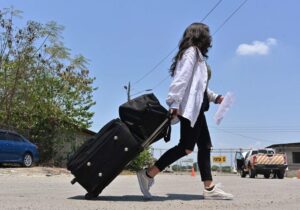 Mil dólares por abandonar el 'sueño americano': arrancan los vuelos de autodeportación de Trump