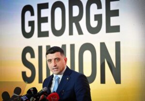 Quién es George Simion, el líder de la ultraderecha rumana que puede ganar las elecciones
