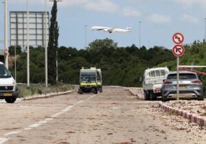 Al menos seis heridos tras impactar un misil de los hutíes cerca del aeropuerto de Tel Aviv