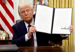 Trump impone su ley fiscal y migratoria en el Capitolio por un solo voto