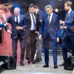 Donald Tusk y Dick Esjof, desalojados de un evento por el aniversario de la Segunda Guerra Mundial por el lanzamiento de bombas de humo
