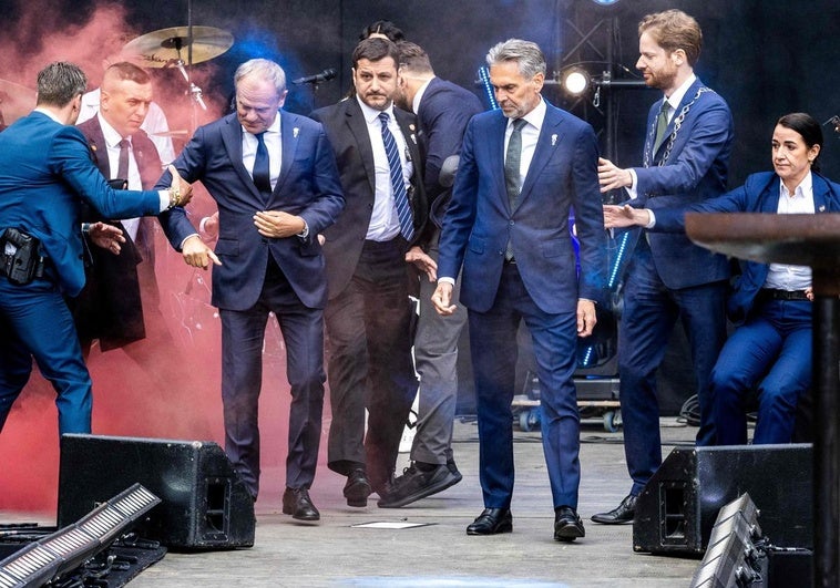 Donald Tusk y Dick Esjof, desalojados de un evento por el aniversario de la Segunda Guerra Mundial por el lanzamiento de bombas de humo
