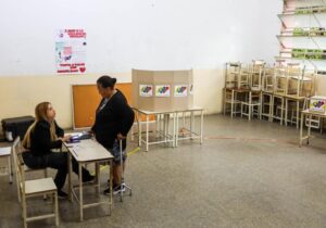Los venezolanos responden a la farsa electoral con una elevada abstención