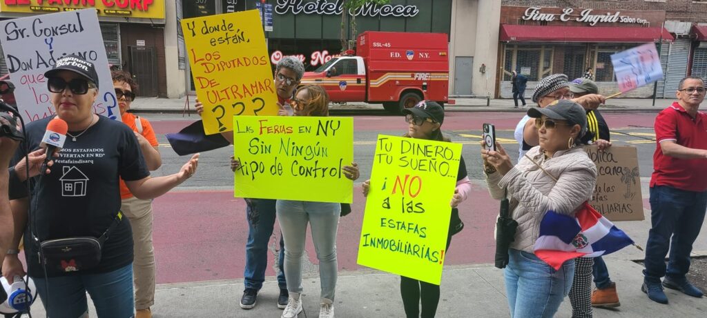 Acción Rápida piquetea en NYC Feria Inmobiliaria vino de la RD; dicen seguirán en la calle