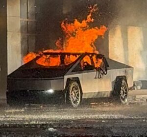 Incendian Tesla Cybertruck en Manhattan al lanzarle molotov