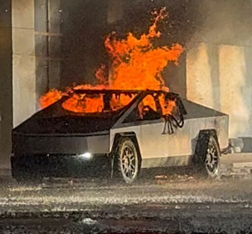 Incendian Tesla Cybertruck en Manhattan al lanzarle molotov