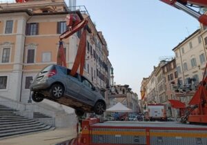 La Policía socorre a un anciano que intentó bajar en coche la escalinata de la plaza de España de Roma