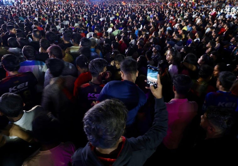 Al menos una decena de muertos por una estampida junto a un estadio de críquet en India