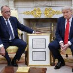 El canciller alemán le regala a Trump el certificado de nacimiento de su abuelo