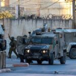 Decenas de colonos israelíes atacan una base militar de las FDI en Cisjordania